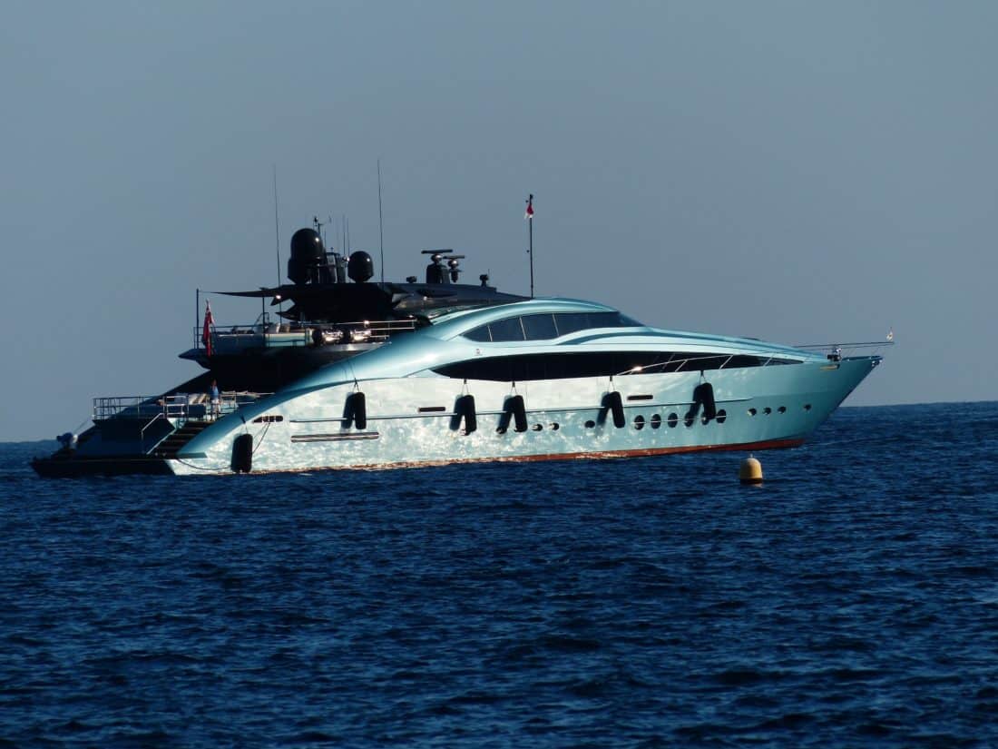 yate navegando sobre mar